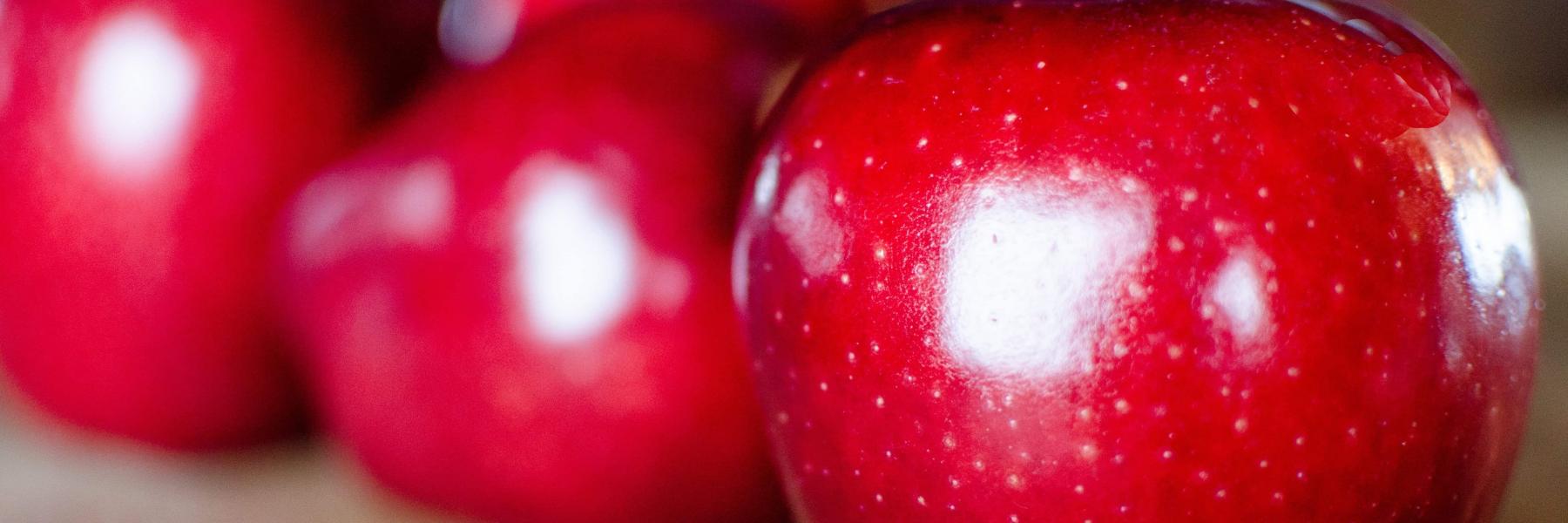 هل يجب تناول التفاح الأحمر مع القشور؟