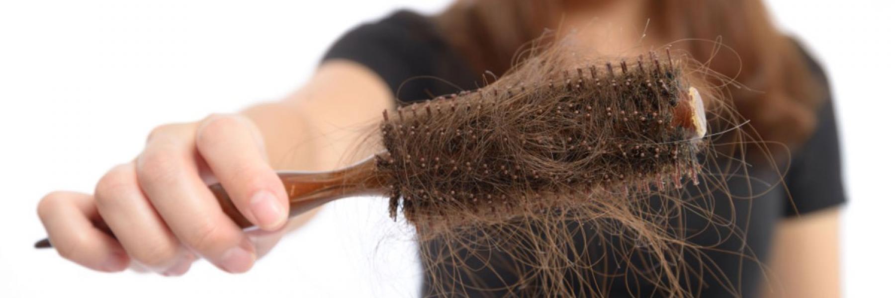 14 سبباً لتساقط الشعر المفاجئ