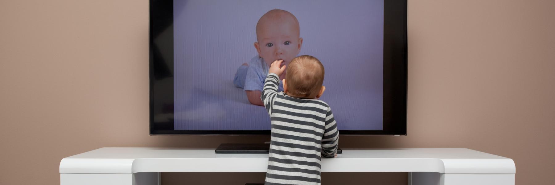 طرق فعالة لتقليل وقت مشاهدة التلفاز والأجهزة المحمولة لطفلك خلال الإغلاق