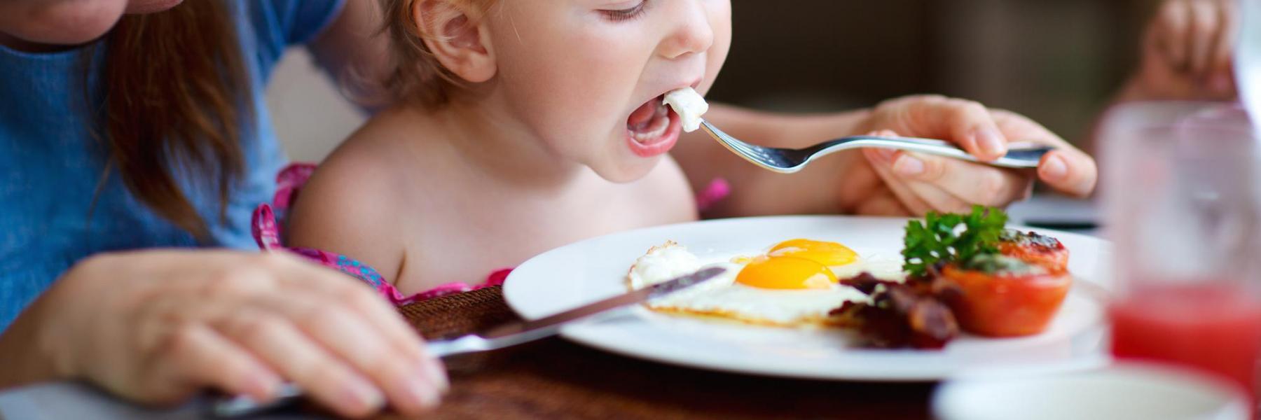 اطفال يأكلوا البيض