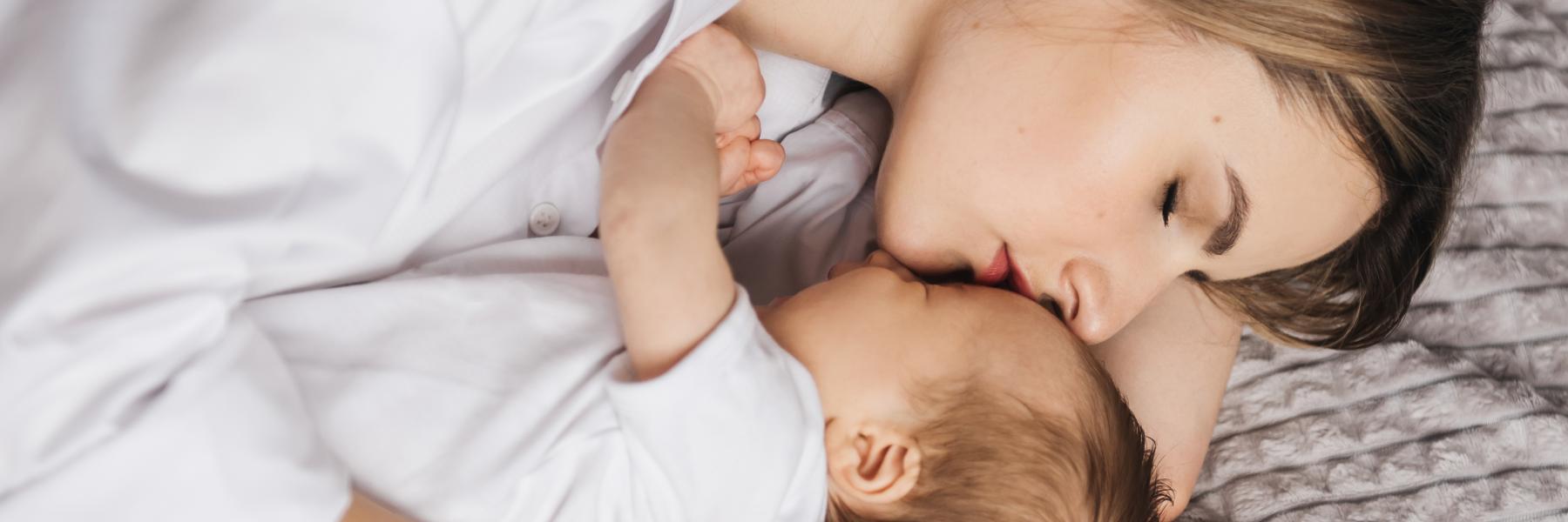 هل يمكنك النوم بجانب طفلك الرضيع؟ إليك 7 إرشادات لفعل ذلك بأمان