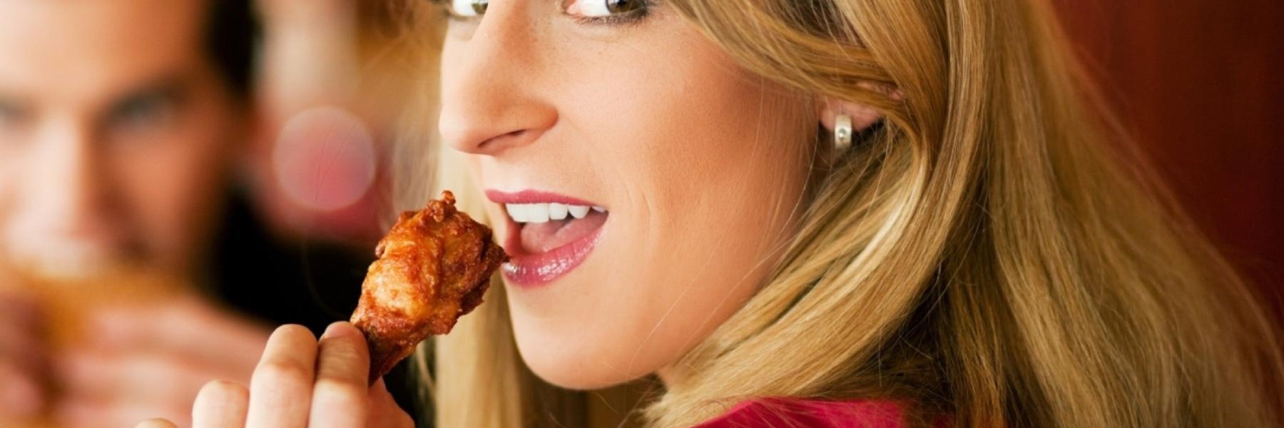 هل يمكنك تناول 12 قطعة من أجنحة الدجاج الحارة خلال أقل من 12 دقيقة؟