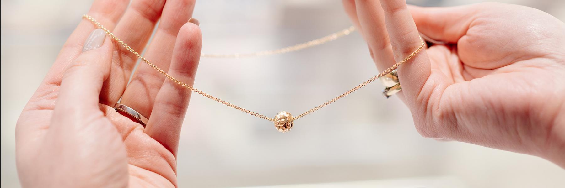 النجمة الأمريكية "كريستين كافياري" تختار مصممة مجوهرات سعودية لتكمل إطلالتها في حفل الأوسكار 2020