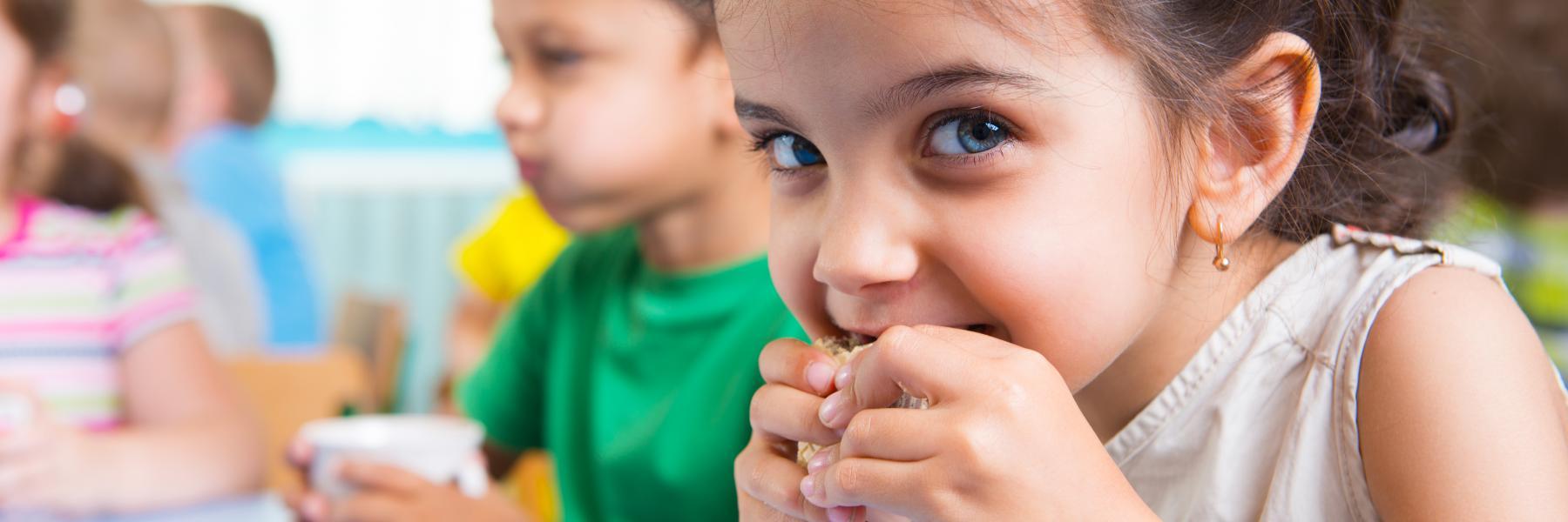  5 حيل ذكية لجذب طفلك للأطعمة الصحية .. تعرفي عليها
