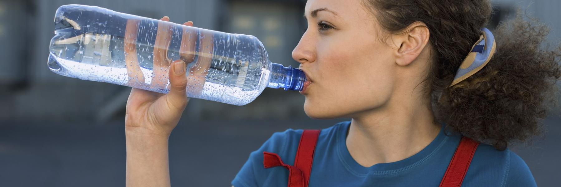 8 اشارات تدل على ان جسمك يحتاج للمزيد من الماء