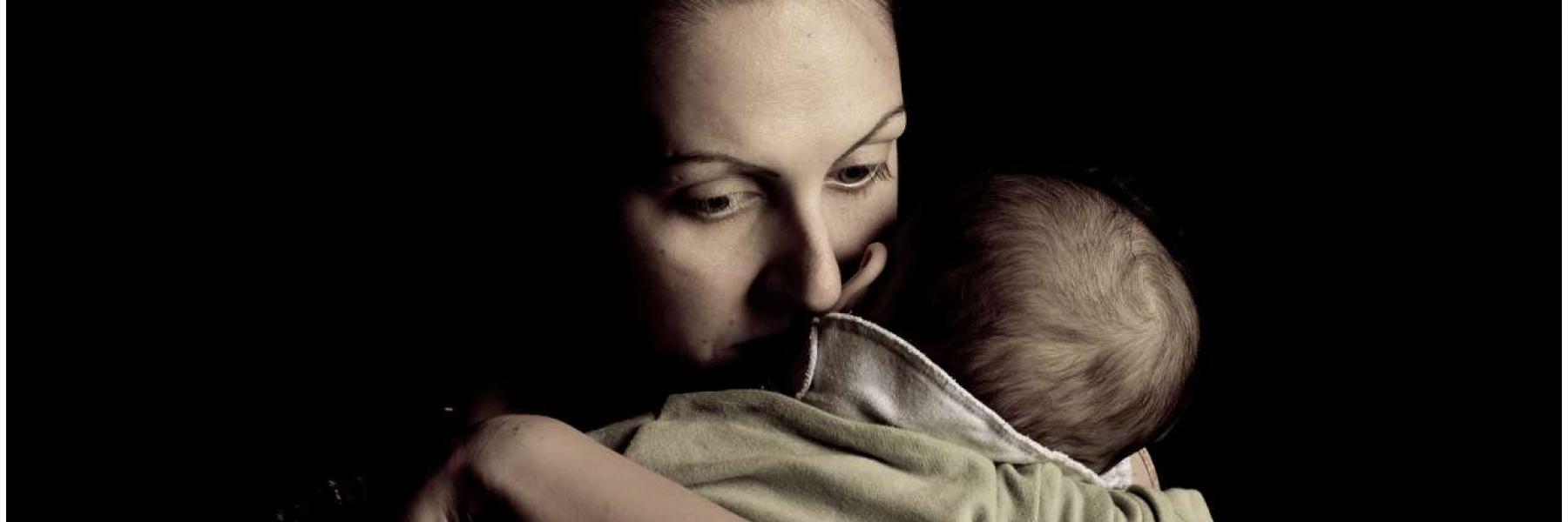 ما الذي يسبب اكتئاب ما بعد الولادة؟