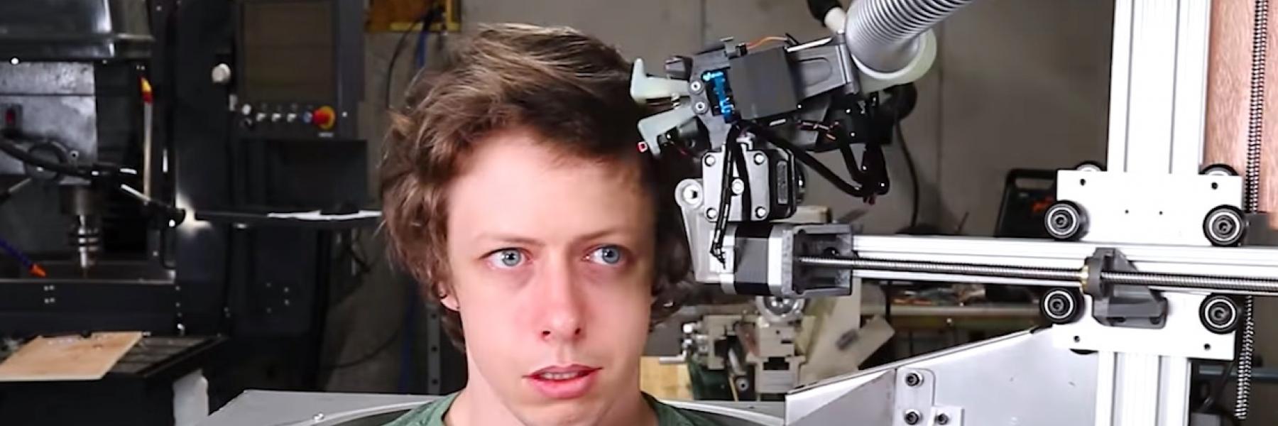 شاب أمريكي يطور روبوت مختص في حلاقة الشعر خلال جائحة كورونا