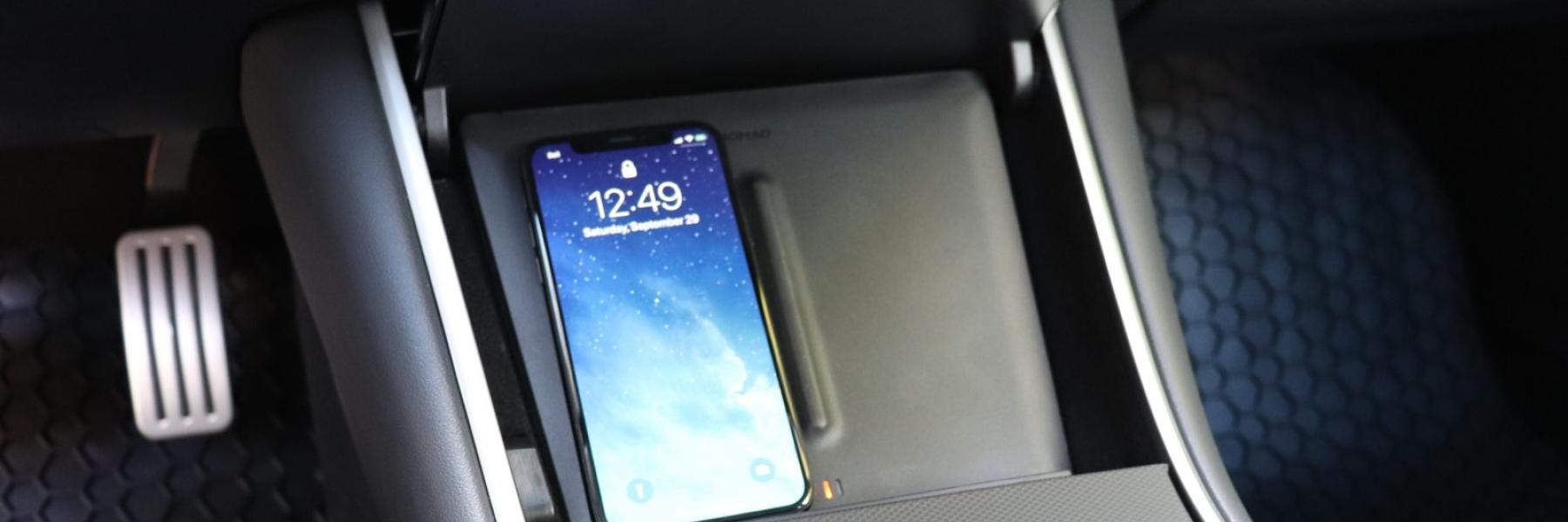 شركة تيسلا للسيارات الكهربائية تضيف خاصية الشحن اللاسلكي للهواتف