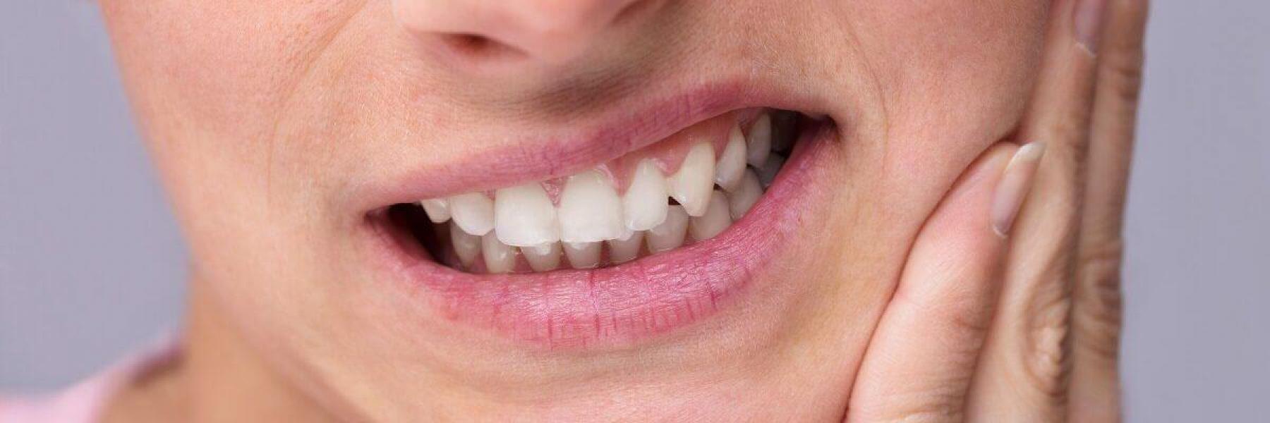 أسباب حساسية الأسنان للحرارة والبرودة وكيفية علاجها