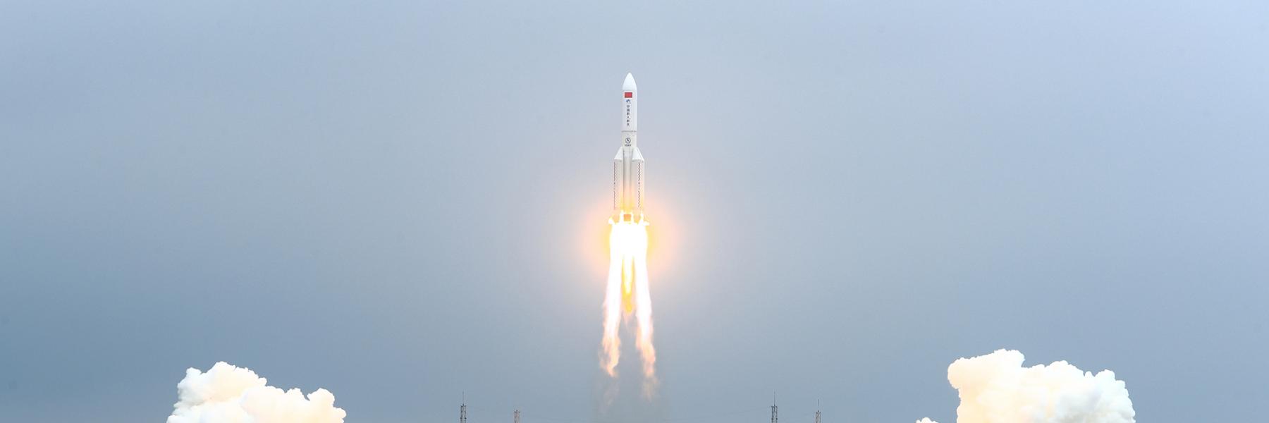 وضع ينذر بالخطر.. الصاروخ الصيني "التائه" يعود إلى الأرض