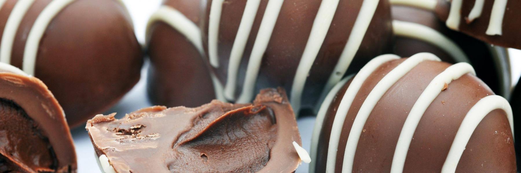 طريقة عمل كرات الشوكولاته بالبسكويت