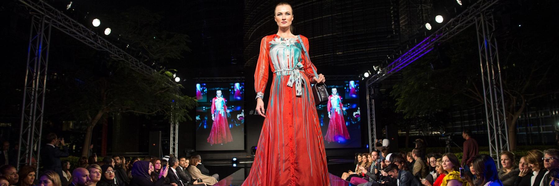 عالم الموضة يزهو مع "فاشن فورود دبي" في إبريل