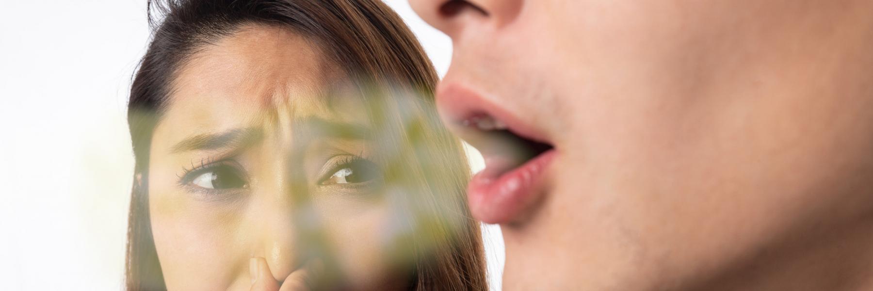 7 نصائح للتخلص من رائحة الفم الكريهة بعد تناول الثوم والبصل