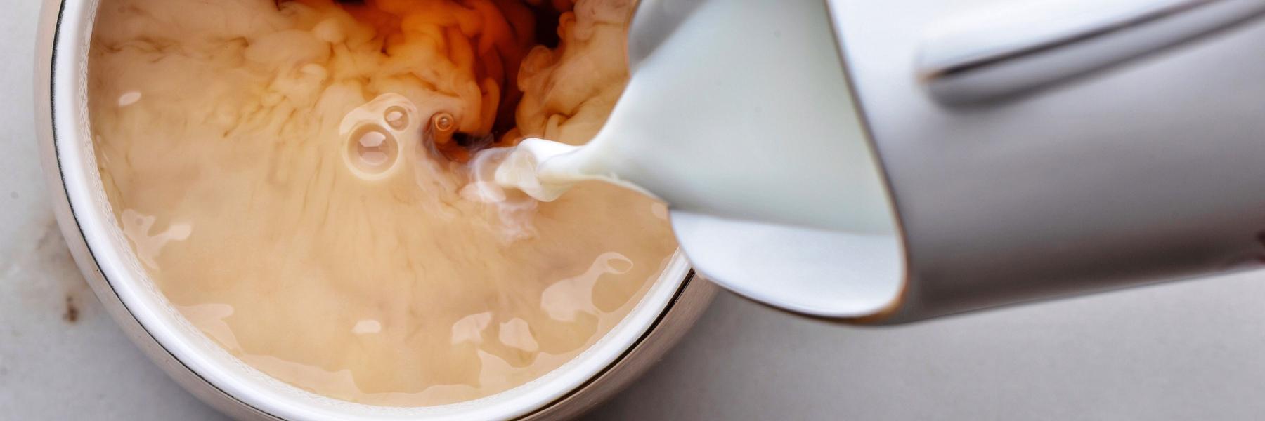 دراسة تكشف أهمية وضع الحليب على الشاي قبل الماء