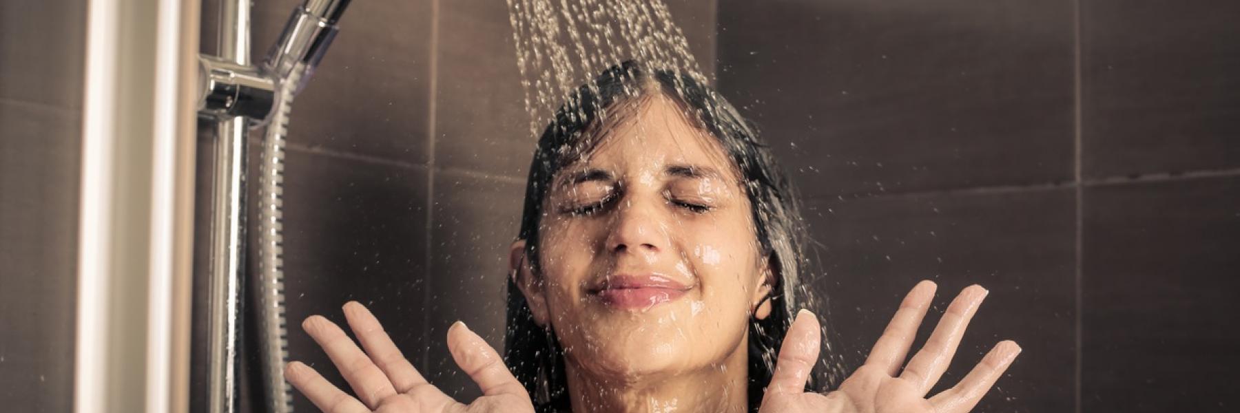 لهذه الأسباب لا تغسلي وجهك أثناء الاستحمام