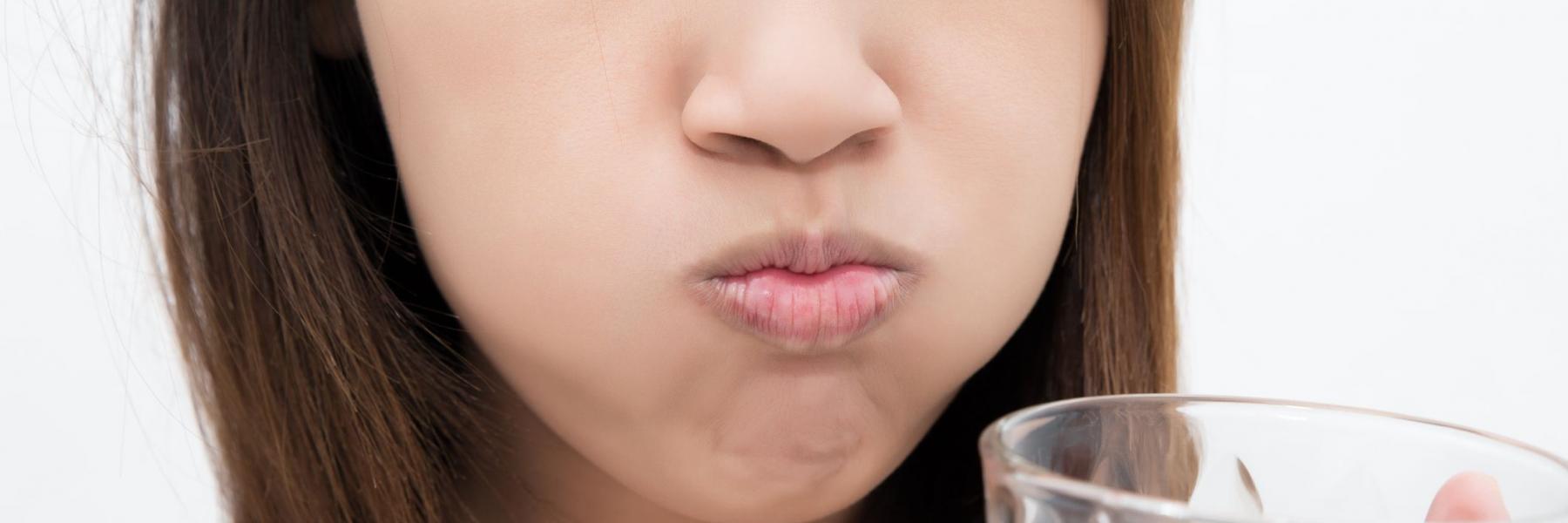 كيف تساعد المضمضة بالماء والملح في المحافظة على صحة الفم؟