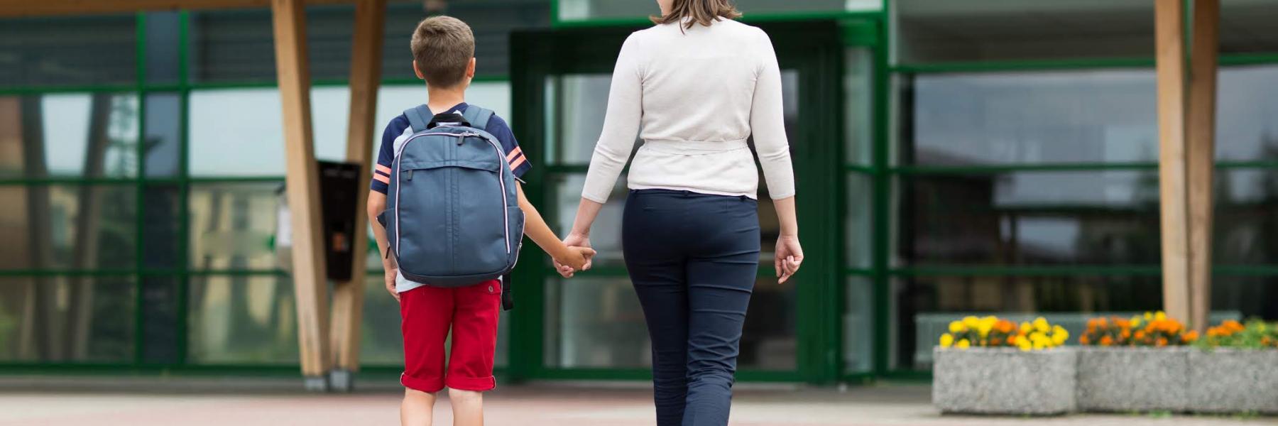 4 عبارات تساعد طفلك على تجاوز مخاوف الذهاب للمدرسة