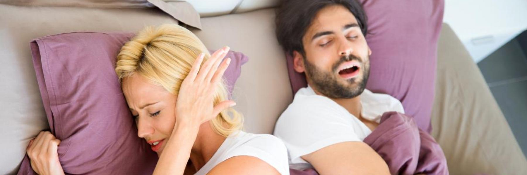 6 نصائح للتعامل مع زوجك الذي يعاني من الشخير أثناء النوم
