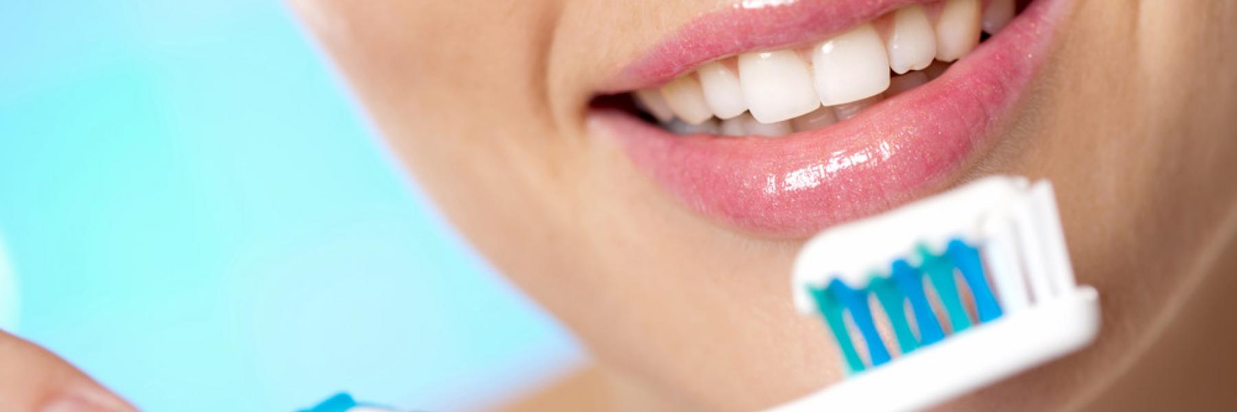 دراسة تكشف علاقة تنظيف الأسنان بالمناعة.. تعرفي عليها