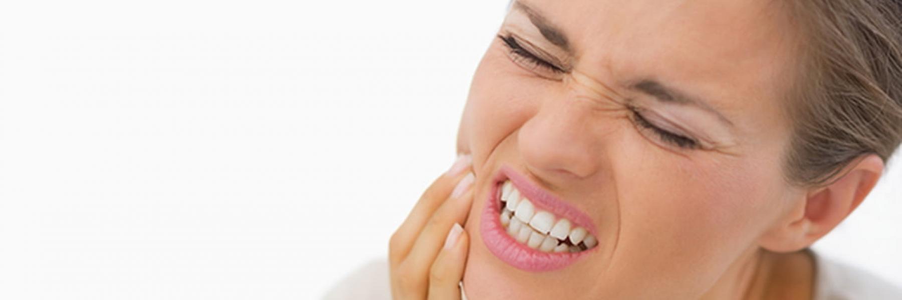 علاج وجع الأسنان بالأعشاب.. إليك أبرز الوصفات الطبيعية للتخلص من الألم
