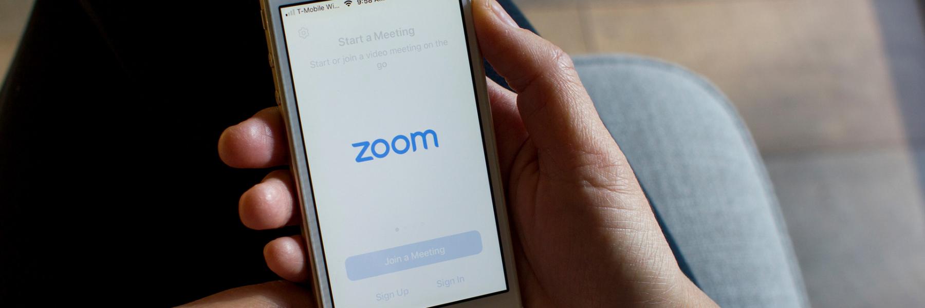غوغل تحظر تطبيق "Zoom" وتحذر موظفيها من استخدامه