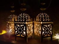 الأضواء الوامضة الأضواء الخرافية، ومصابيح الشاي الكهربائية، والمصابيح الزخرفية هي بعض من أفضل العناصر الزخرفية لعمل جو مبهج في المنزل. كما يمكن تعليق فوانيس الزينة على الأبواب والنوافذ لإضاءة منزلك بنور الحب والفرح.