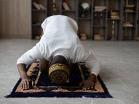 ضرورة إحضار سجادة الصلاة الخاصة وعدم تركها في المسجد
