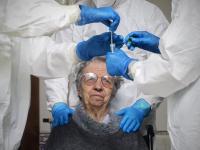 امرأة تخضع لاختبارات فحص Covid-19 في دار التمريض Comendador Joaquim De Sa Couto Foundation في سانتا ماريا 