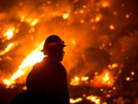 رجل إطفاء يشاهد حريق بوبكات وهو يحترق على سفوح التلال بالقرب من مونروفيا كانيون بارك في مونروفيا ، كاليفورنيا. 15 سبتمبر 2020