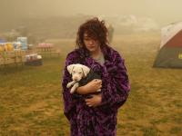 شايان سمرز تحمل كلبها بعد عدة أيام من الإقامة في خيمة بمركز الإجلاء. تم إجلائها من بالقرب من مولالا التي كانت مهددة بنيران ريفرسايد