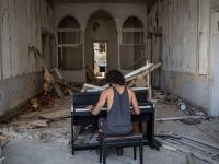 ريمون عيسىان يعزف على البيانو في مبنى مدمر في 14 آب / أغسطس 2020 بعد انفجار الميناء في بيروت ، لبنان
