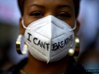 امرأة ترتدي قناعًا كتب عليه "لا أستطيع التنفس" في مدريد ، في 7 يونيو 2020 ، خلال مظاهرة مع حركة Black Lives Matter