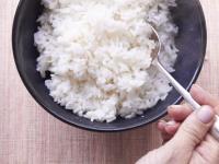 3- الأرز: سواء كنت تفضل الأرز الأبيض أو البني ليستفيد جسمك من الحديد الذي يحتويه احرص على أكله مع البازلاء أو الطماطم أو الفلفل, فتحتوي كل 100 جرام من البازلاء على كل احتياجات جسمك اليومية من فيتامين "سي".