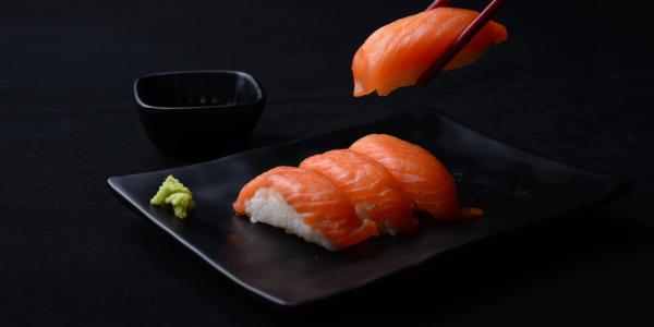 سوشي بالسلمون 