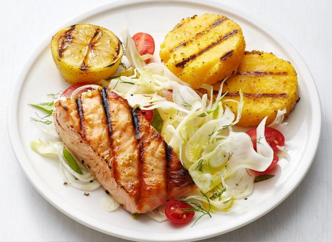 سلمون مشوي مع البولينتا الإيطالية