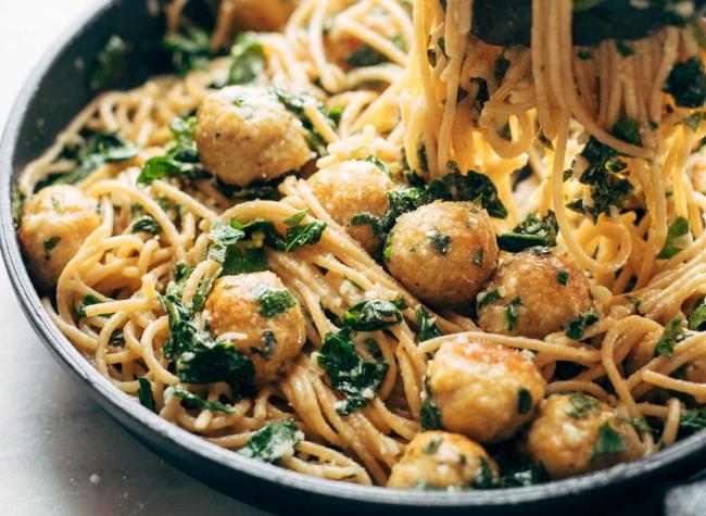 باستا مع كرات الدجاج والجبن