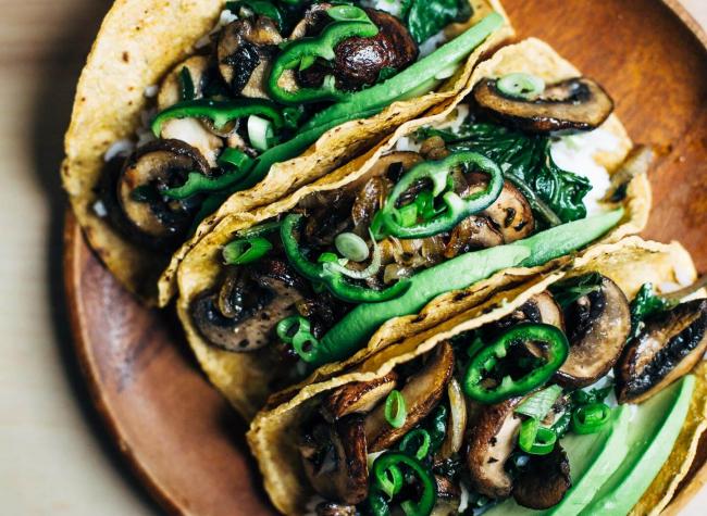 التاكو بمشروم البورتبيللو وصوص الهريسة الحار