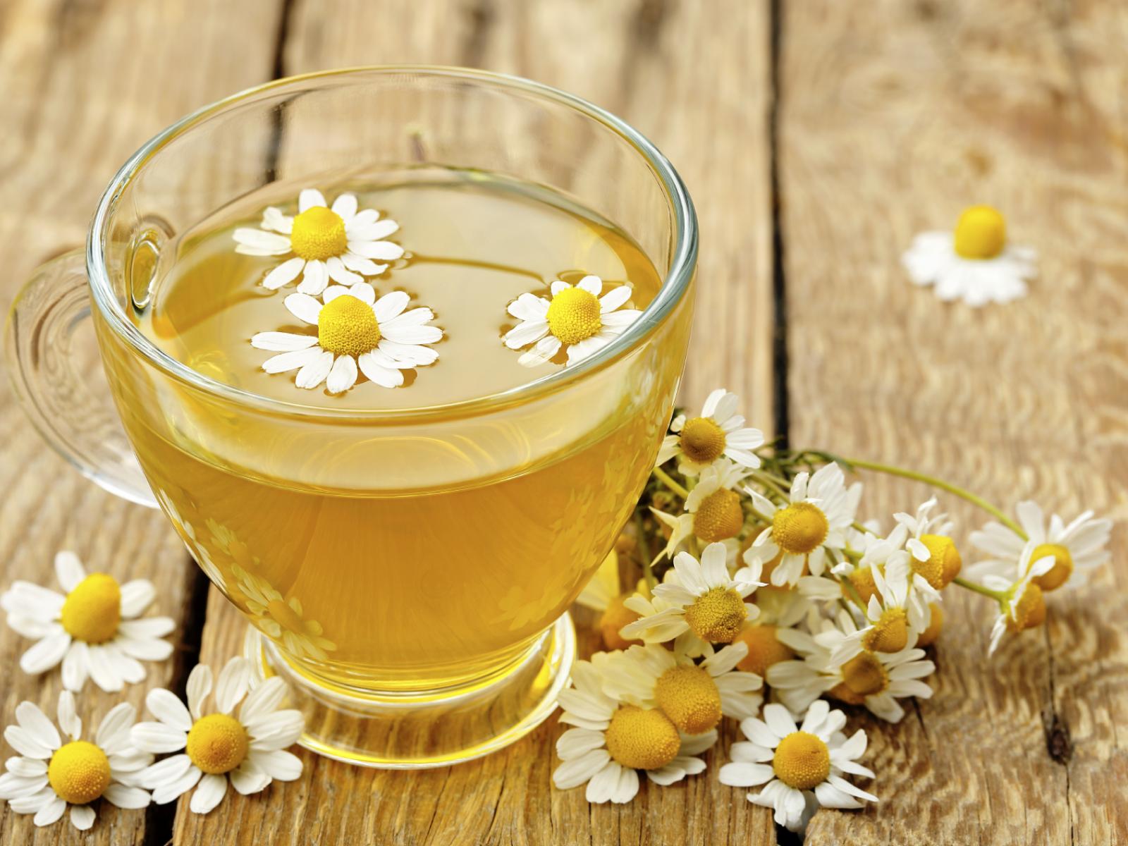  6 أطعمة تساعدك على النوم بسرعة  Chamomile-tea-kills-cancer-cells