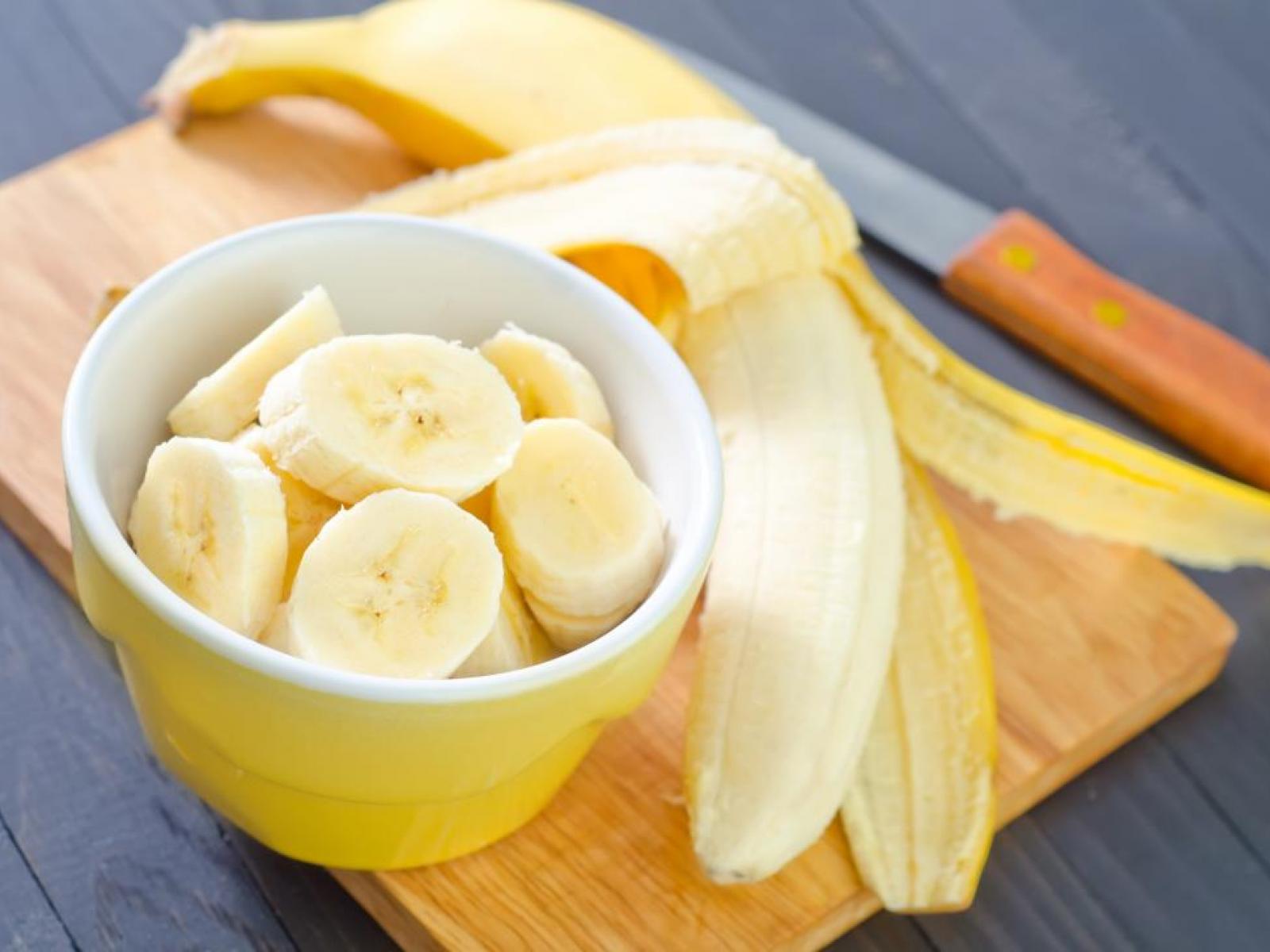  6 أطعمة تساعدك على النوم بسرعة  Bananas-chopped-up-in-a-bowl_0