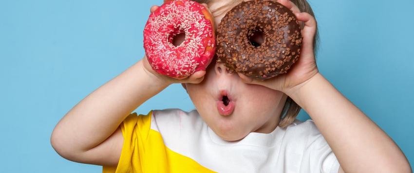 أطعمة يجب ألا تعطيها لطفلك أبدًا .. تعرفي عليها            