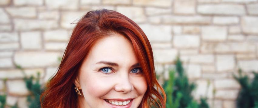 أفضل ألوان يمكن أن تطبقها ذوات الشعر الأحمر لتجديد إطلالتهن