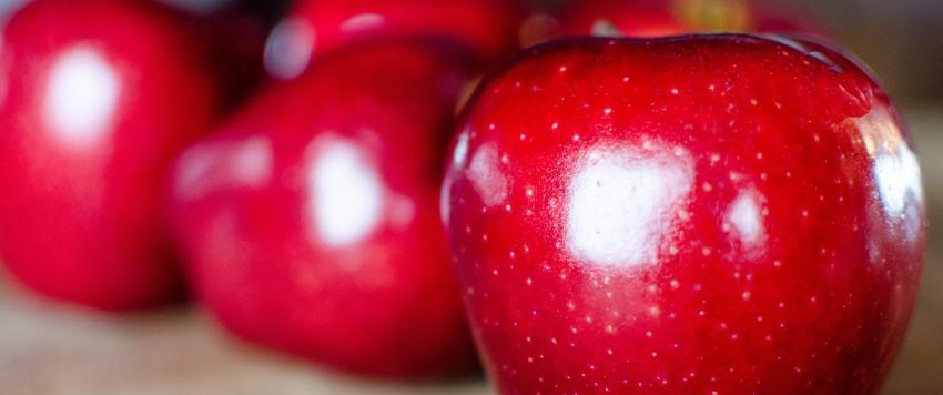 هل يجب تناول التفاح الأحمر مع القشور؟