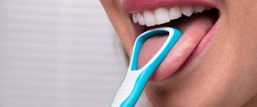 تنظيف اللسان