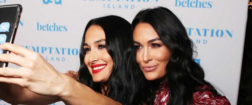 مصارعتان "توأم" ترزقان بطفليهما في الوقت ذاته  (بالصور)