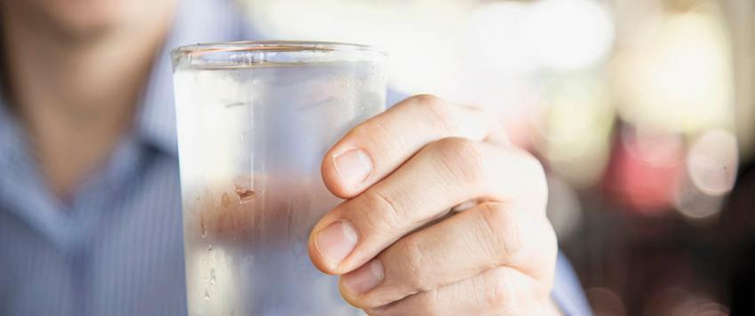 شرب الماء البارد