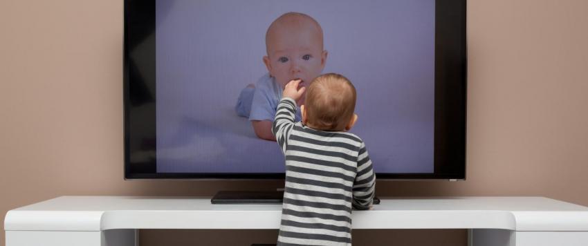 طرق فعالة لتقليل وقت مشاهدة التلفاز والأجهزة المحمولة لطفلك خلال الإغلاق
