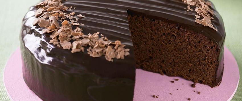 كيك الشكولاته سهله بالكريمة والصلصة