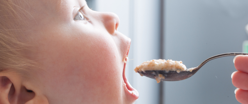 علامات تدل على امتلاء معده طفلك.. تعرفي عليها