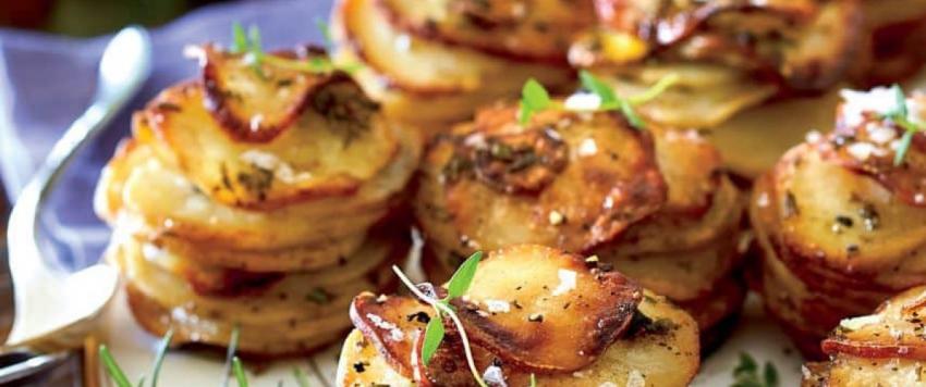 بطاطا مخبوزة بالثوم والأعشاب الإيطالية