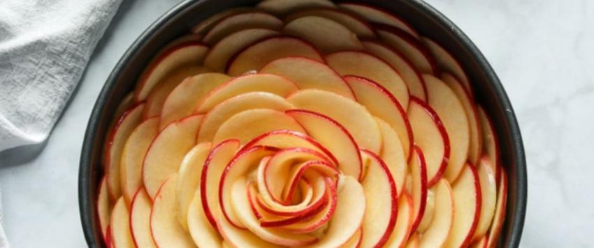 تشيز كيك التفاح والقرفة مع صلصة الكراميل